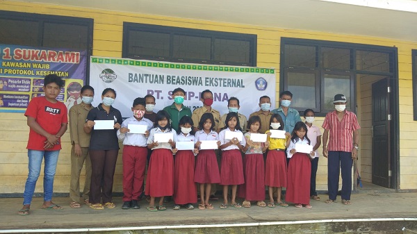 PT.SINP-PBNA Salurkan Beasiswa Berprestasi