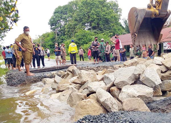 banjir di jalur vital Jalan Trans Kalimantan