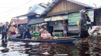 Banjir dari luapan Air Sungai Kahayan mulai berdampak bagi kesehatan masyarakat.