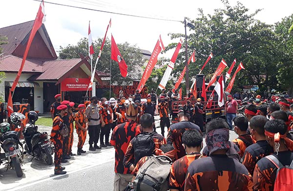 Ratusan pemuda anggota Barisan PAM Pemuda Pancasila menggelar aksi damai