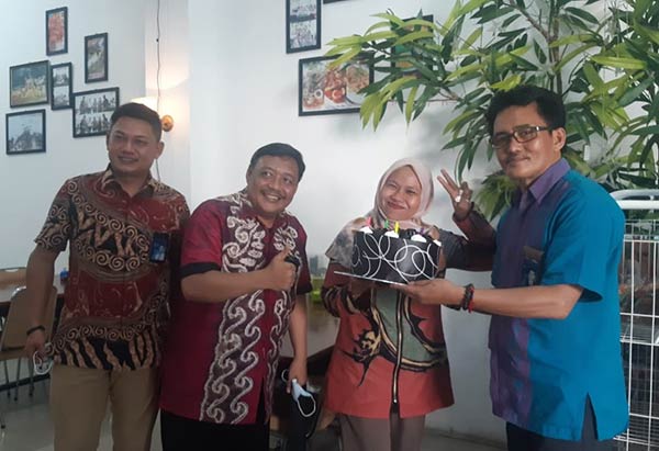 Direktur Radar Sampit Siti Fauziah menerima kejutan bertubi-tubi di hari ulang tahunnya (HUT) yang ke-43