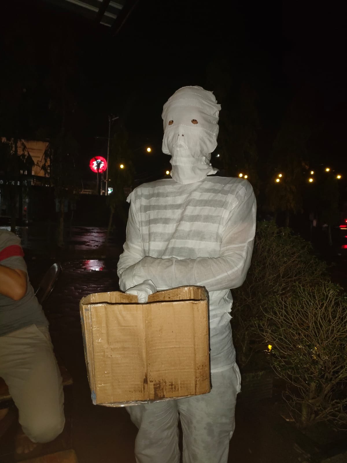 IMG-20211106-WA0032 sosok manusia misterius mengenakan pakaian mirip Mummy