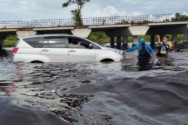 Banjir yang merendam jalur vital penghubung