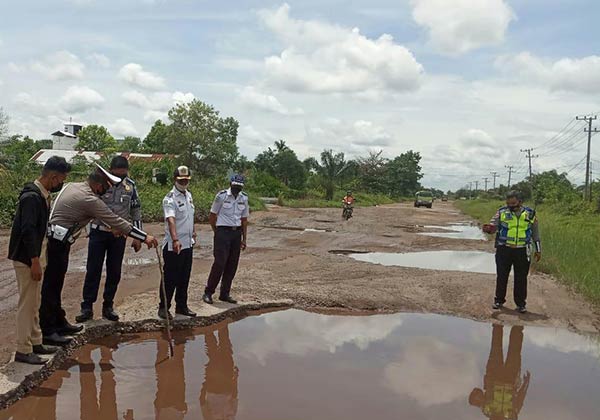 Pemerintah Provinsi Kalimantan Tengah (Kalteng) dinilai sudah tak berdaya memperbaiki Jalan Moh Hatta (jalur lingkar selatan) yang rusak parah