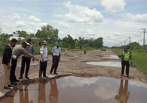 Pemerintah Provinsi Kalimantan Tengah (Kalteng) dinilai sudah tak berdaya memperbaiki Jalan Moh Hatta (jalur lingkar selatan) yang rusak parah