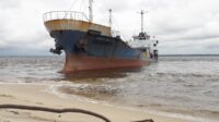 kapal kandas di pantai