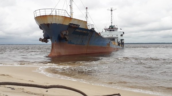 kapal kandas di pantai
