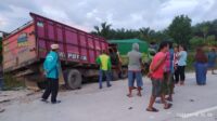 sopir truk ditabrak dari belakang