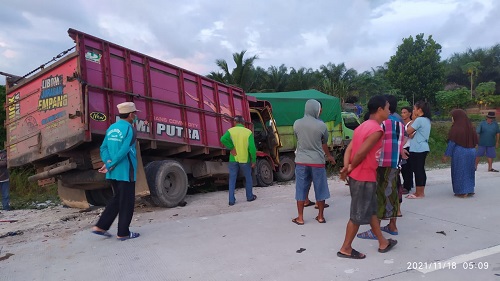 sopir truk ditabrak dari belakang