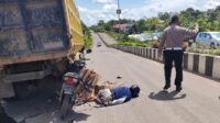 pensiunan tewas tabrak truk parkir