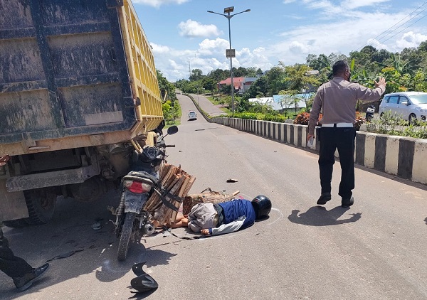 pensiunan tewas tabrak truk parkir