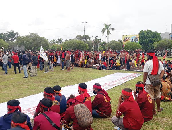 GELAR AKSI: Koalisi Organisasi Masyarakat Dayak Kalteng melakukan unjuk rasa menolak keberadaan TBBR atau Pasukan Merah di Bumi Tambun Bungai, Jumat (26/11). (DODI/RADAR SAMPIT)