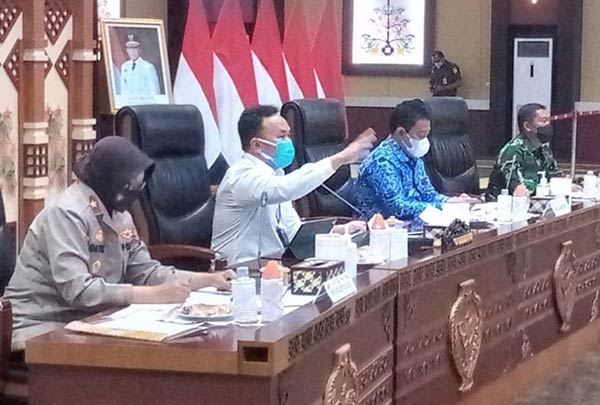 – Gubernur Kalimantan Tengah (Kalteng) Sugianto Sabran memberikan peringatan keras pada bupati/wali kota