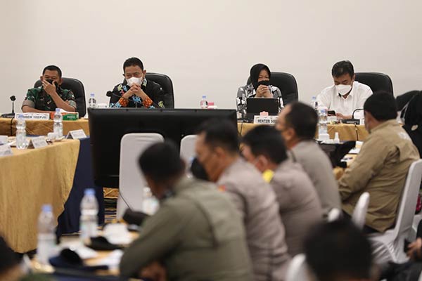 Menteri Sosial Tri Rismaharini memberi tenggat waktu maksimal sepekan bagi pemerintah di empat daerah di Kalimantan Tengah