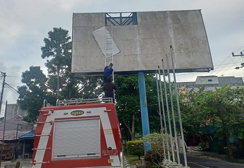 Papan Reklame Bahayakan Pengguna Jalan