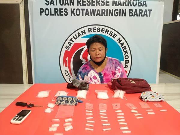 SABU-EMAK-EMAK ibu rumah tangga kedapatan memiliki ratusan gram sabu