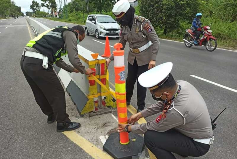  Satlantas Polresta Palangka Raya melakukan pemasangan Stick Cone