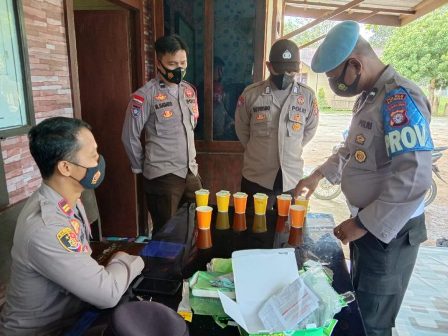 Anggota Polisi Mendadak Dipaksa Kencing