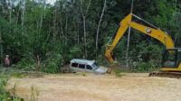 Mobil Terobos Banjir Pasutri Tewas Terseret Arus