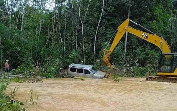 Mobil Terobos Banjir Pasutri Tewas Terseret Arus