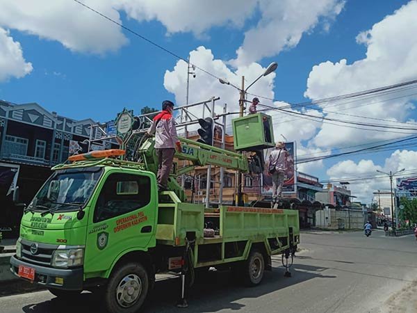 TRAFFIC-LIGHT-PELITA-DIPERBAIKI Setelah sekian bulan lama tak berfungsi traffic light atau Alat Pemberi Isyarat Lalu Lintas (APILL) di persimpangan Jalan Pelita – HM Arsyad akhirnya diperbaiki