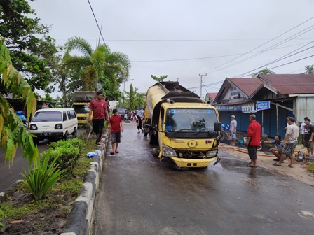 Tabrak Pembatas Jalan Truk CPO di sampit Terguling