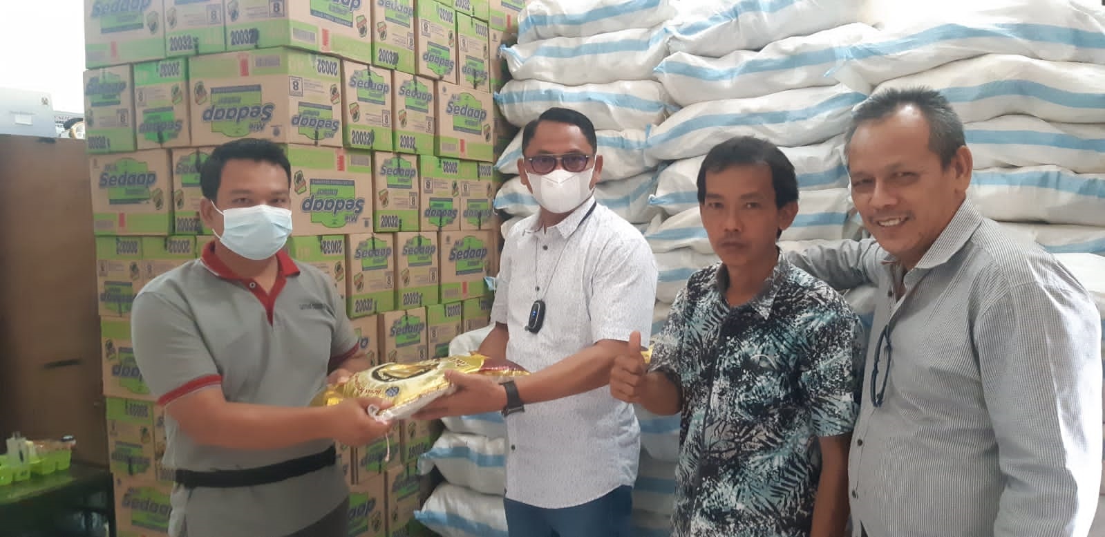 PT Duta Borneo Pratama Salurkan Ribuan Paket Sembako