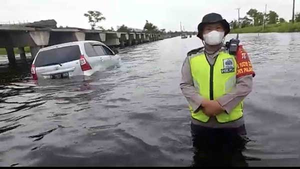 Biasanya 20 Menit Jadi Dua Jam karena banjir trans kalimantan