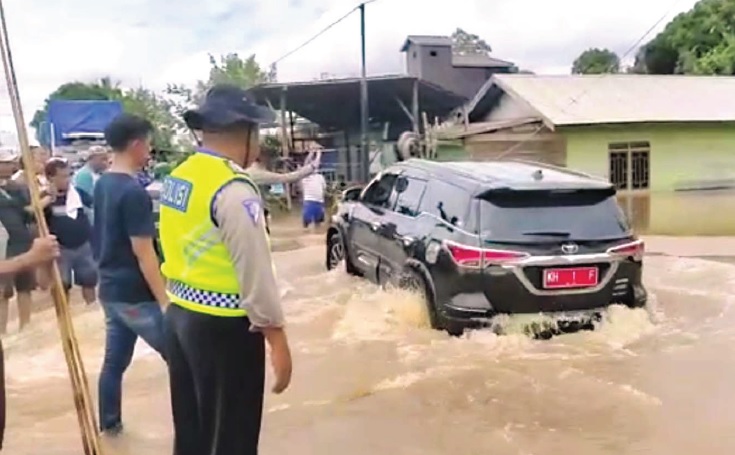 Trans-Kalimantan Nyaris Putus Sungai Katingan Meluap Jalan Tergerus