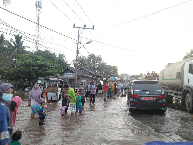 Biasanya 20 Menit Jadi Dua Jam karena banjir trans kalimantan