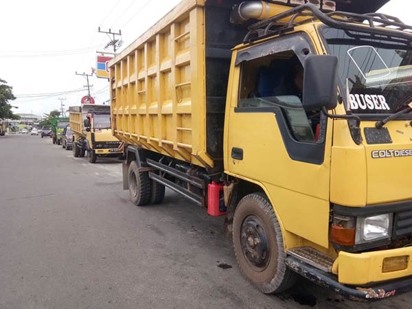 antrean truk di MT Haryono