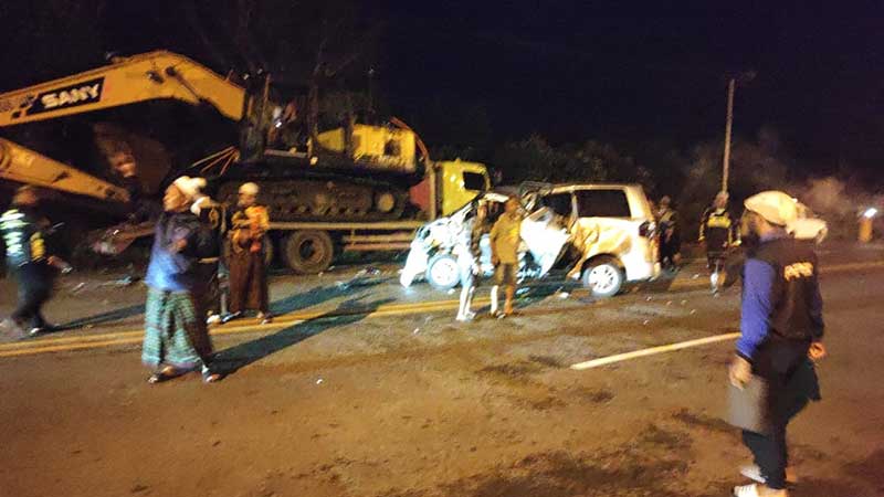 Tabrak Tronton Parkir Mobil PCNU katingan Ringsek