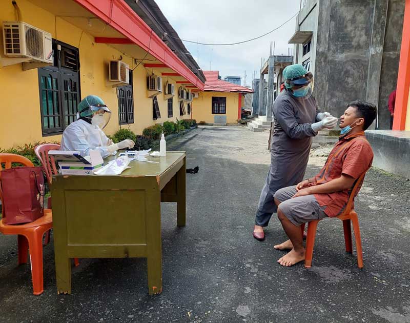 tahanan Kepolisian Resor Kotawaringin Barat (Polres Kobar) menjalani tes swab antigen