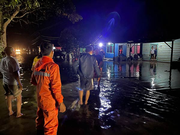 Badai dan gelombang tinggi menerjang pesisir terpadu Desa Kubu