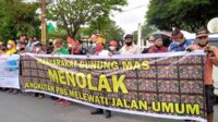 Ratusan masyarakat yang tergabung dalam aliansi masyarakat Kabupaten Gunung Mas melakukan aksi damai di halaman DPRD Kalimantan Tengah (Kalteng)