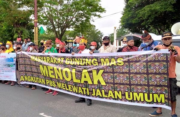 Ratusan masyarakat yang tergabung dalam aliansi masyarakat Kabupaten Gunung Mas melakukan aksi damai di halaman DPRD Kalimantan Tengah (Kalteng)