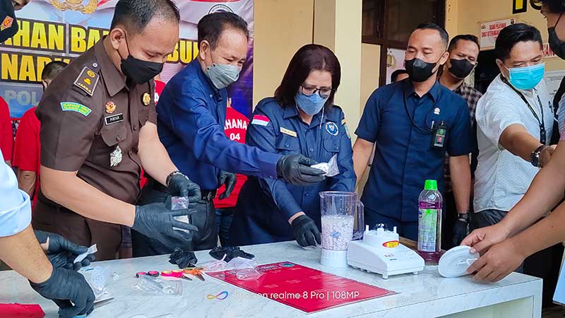 Polisi Blender Sabu Mirip Jus lalu Dibuang