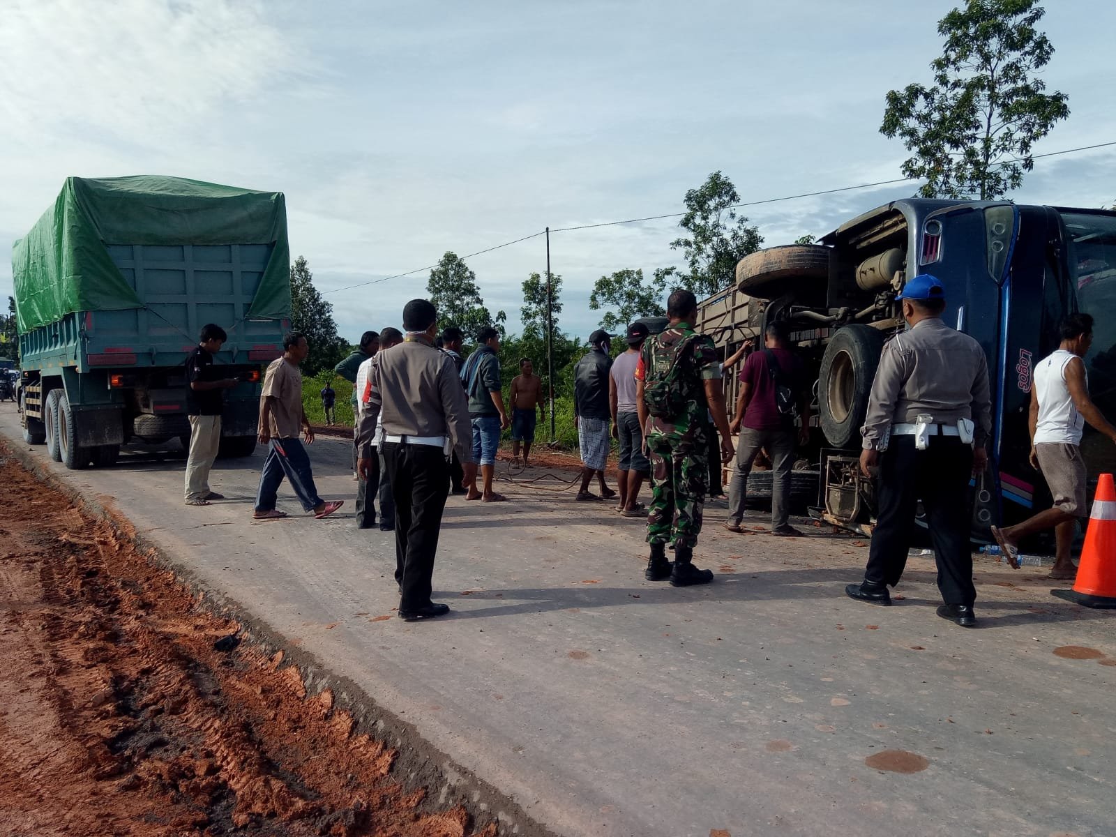 Bus Logos Terguling di Pangkalan Lada Kabupaten Kobar Dua Orang Dikabarkan Meninggal