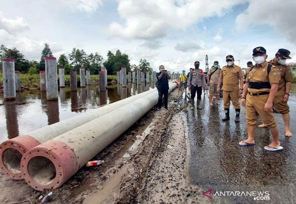 JALAN-BUKIT-RAWI Kepala Dinas Pekerjaan Umum dan Penataan Ruang Kalimantan Tengah Shalahuddin memastikan jalan Trans Kalimantan di sekitar Bukit Rawi