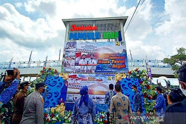 Bupati Barito Utara Nadalsyah meresmikan jembatan yang melintasi Sungai Barito yang menghubungkan Muara Teweh menuju Kelurahan Jingah