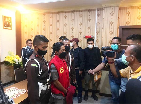 Mantan Kepala Desa Karuing Kabupaten Katingan WS (42) tak berkutik saat sejumlah petugas meringkusnya