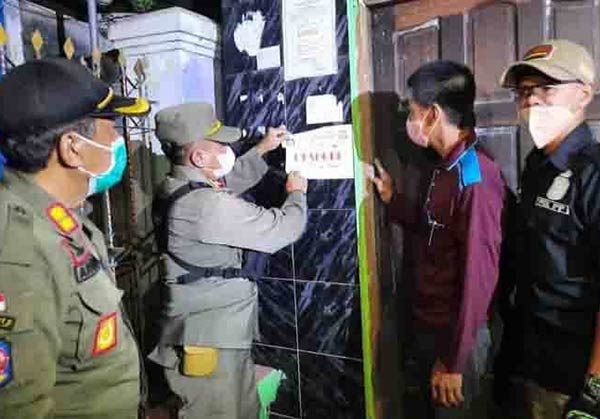 Satpol PP Kabupaten Katingan akhirnya melepas penyegelan terhadap 19 kafe di Kereng Pangi