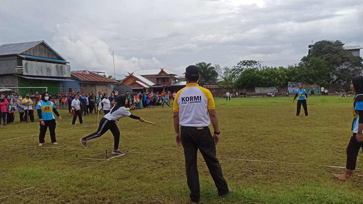Serunya Pertandingan Kasti Lintas Usia