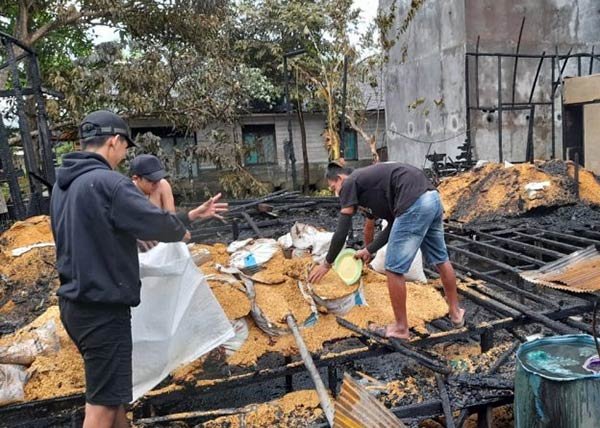 Sejumlah warga Kelurahan Bahaur Kecamayan Kahayan Kuala Pulpis dihebohkan dengan amuk api yang melumat dua rumah