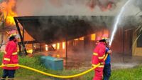 Kobaran api menghanguskan rumah Kepala Dinas Pemberdayaan Masyarakat Desa (DPMD) Kabupaten Kotawaringin Barat (Kobar)