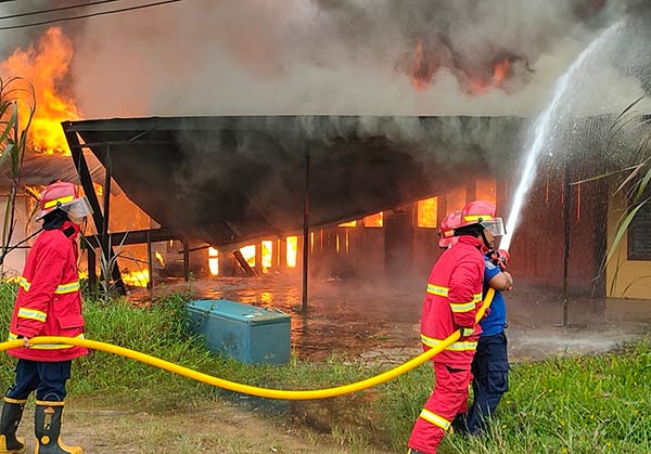 Kobaran api menghanguskan rumah Kepala Dinas Pemberdayaan Masyarakat Desa (DPMD) Kabupaten Kotawaringin Barat (Kobar)