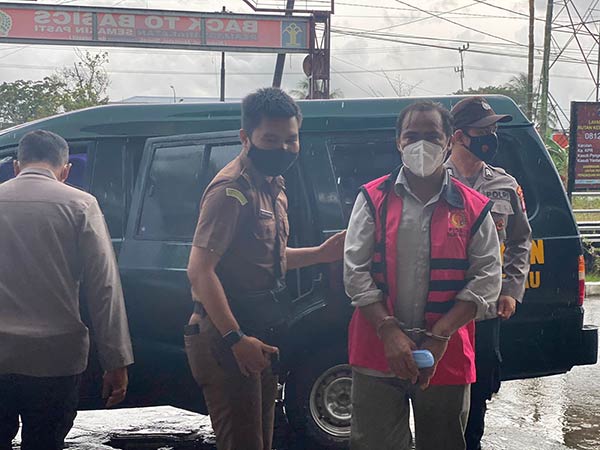 Jaksa Penyidik Cabang Kejaksaan Negeri Kapuas (Cabjari) menjebloskan Kepala Desa (Kades) Dadahub