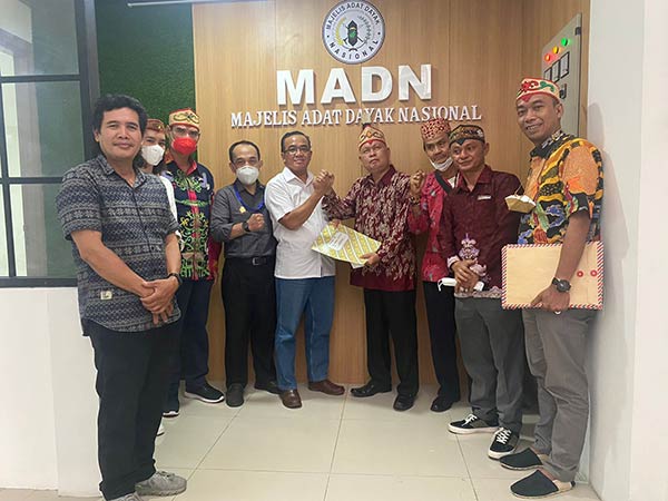 MELAPOR: Koalisi Organisasi Masyarakat Dayak Kalimantan Tengah (Kalteng) saat melaporkan TBBR ke MADN di Jakarta, beberapa waktu lalu. (IST/RADAR SAMPIT)