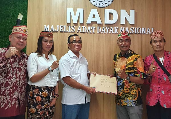 Koalisi masyarakat adat dan organisasi masyarakat Dayak Kalimantan Tengah melaporkan secara resmi Tariu Borneo Bangkule Rajakng (TBBR) atau Pasukan Merah