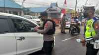 Petugas Bagi-Bagi Masker